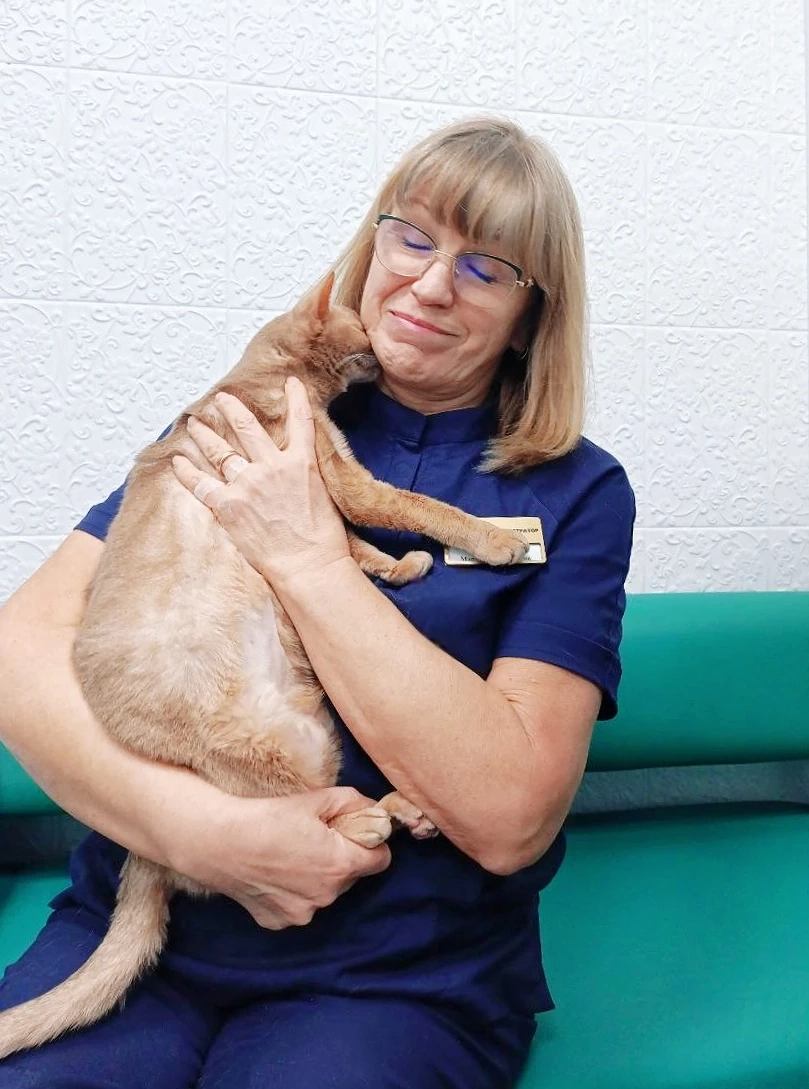 Администратор клиники с пациентом